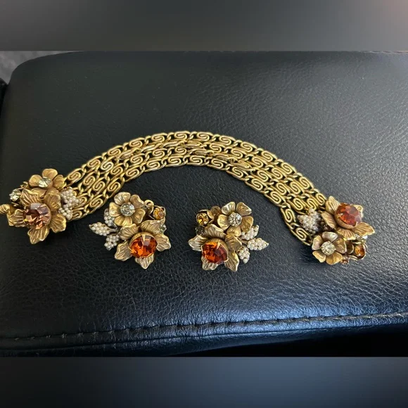 VINTAGE VENDOME AMBER RHINESTONE FAUX PEARL FLOWER BRACELET AND CLIP EARRINGS. - Picture 1 of 7